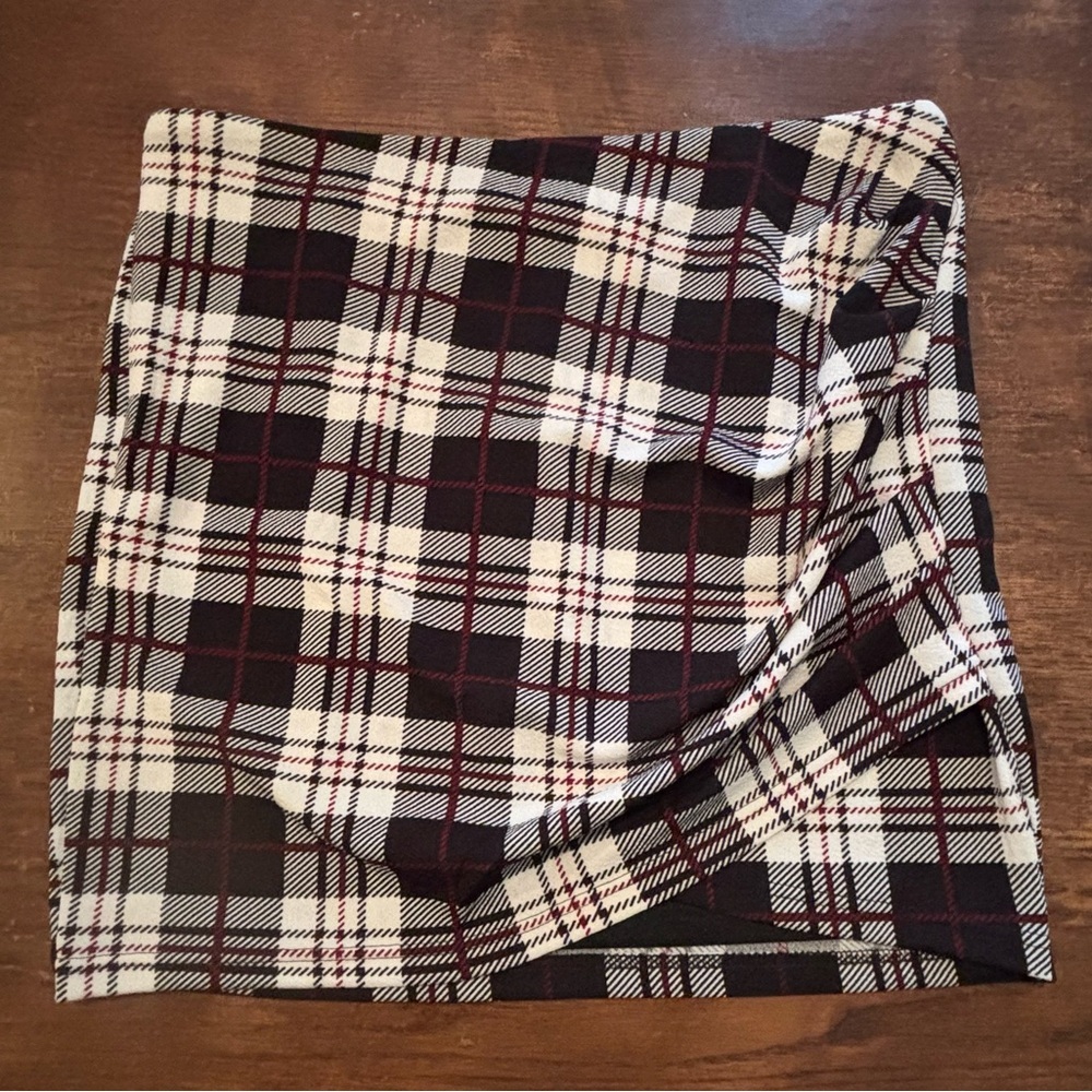 Exlura Black, White,Maroon Plaid tube style top with Cinched Design. Size XL